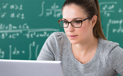 Lehrkraft am Computer